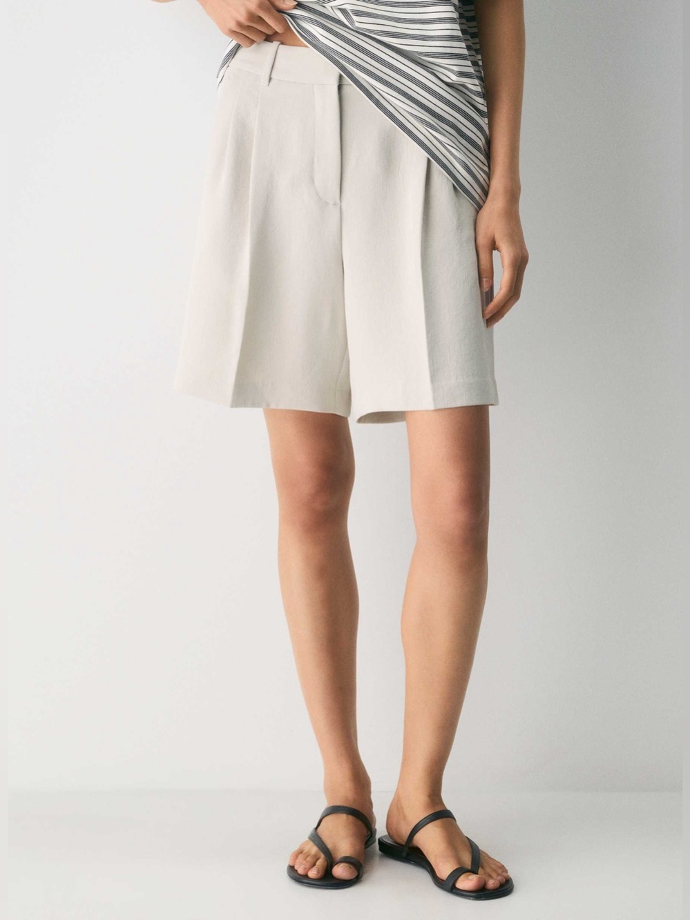 Aritzia NWT The Effortless Short Above-Knee Crepette Metropolis Taupe Trouser